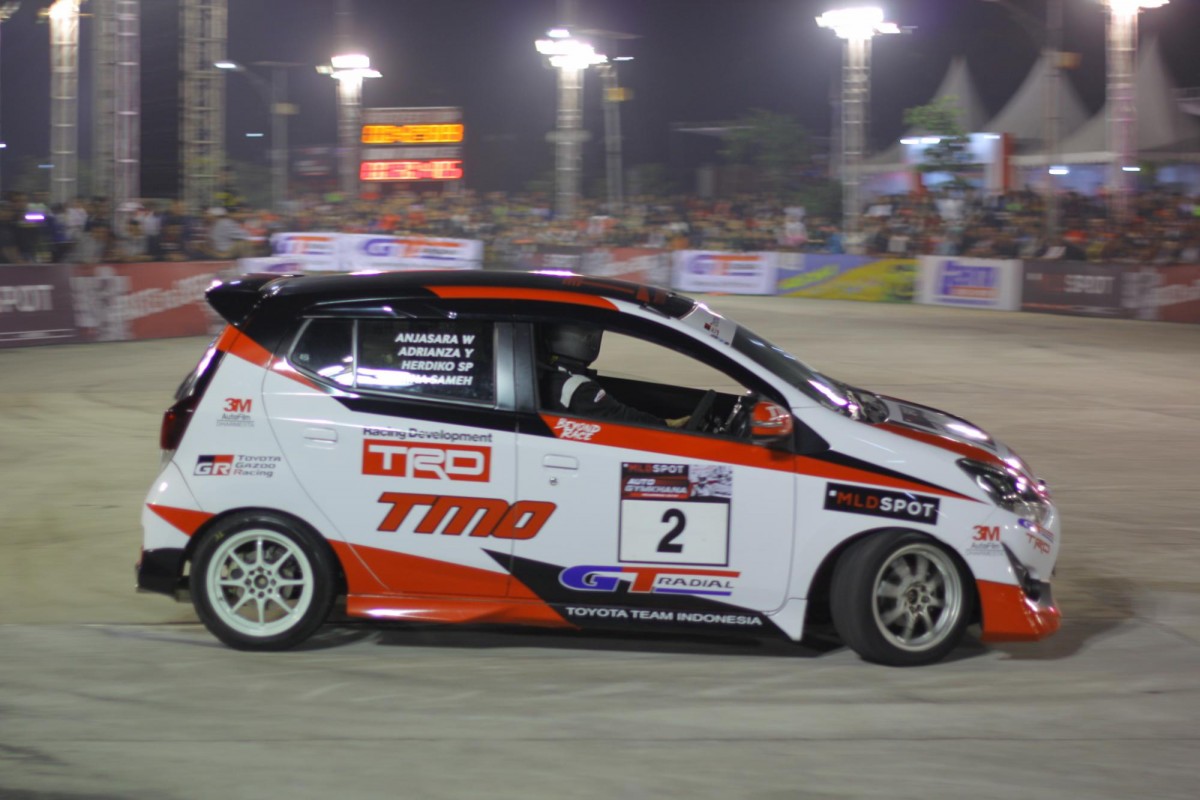Salah satu peslalom Toyota Team Indonesia berlagak di final MLDSPOT Auto Gymkhana 2019 - Bandung